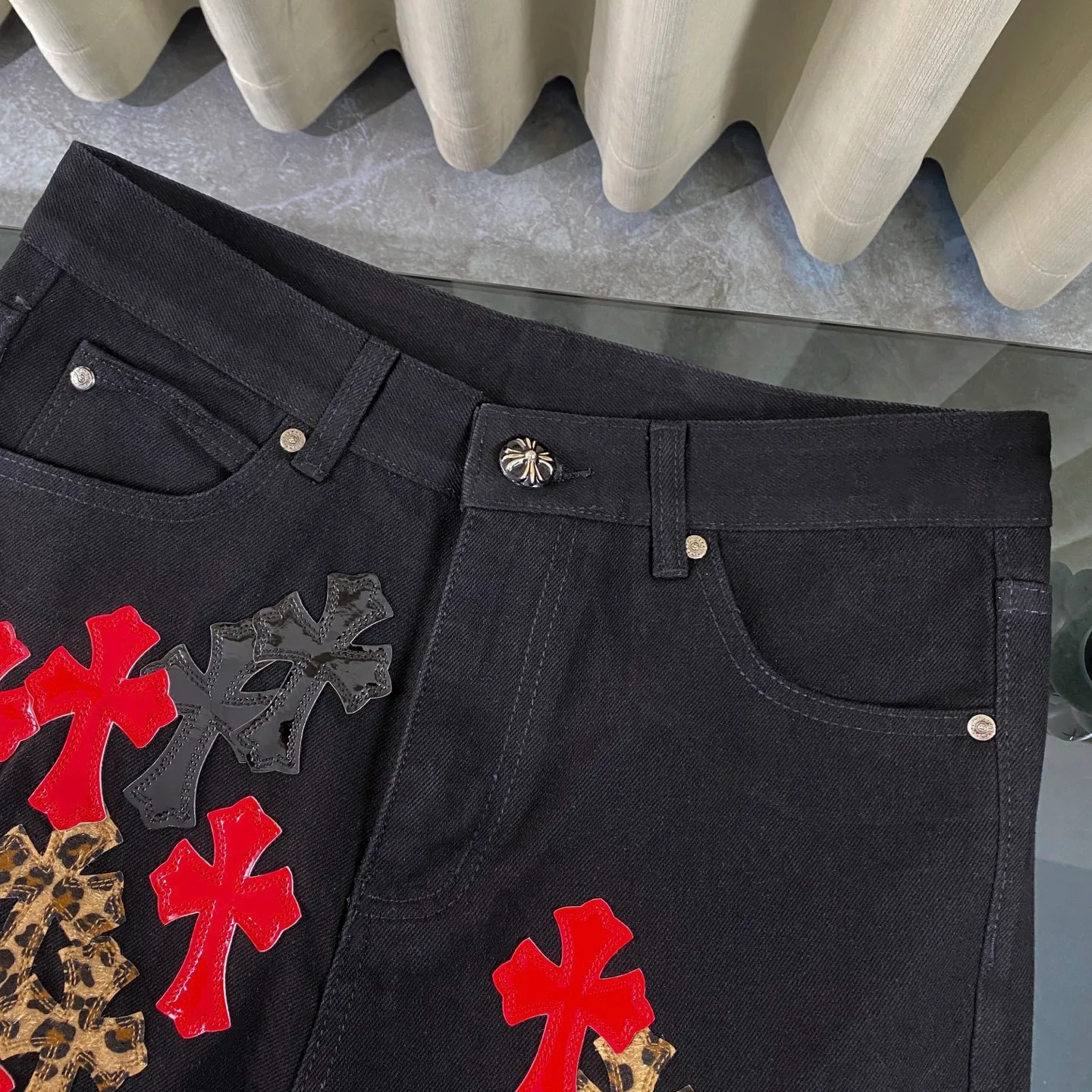 P250 CH Chromehearts St. Bart’s limited edition leopard print bright leather cross patchwork black heavy-duty jeans. The counter price is 34W level. The patchwork cross pattern is embellished and the jeans are washed! ! An absolutely high-end luxury product, a 1.9W-level god-level single product, a super popular product, made by top heavy industry, a magic weapon that cannot be missed! [About Zangyin] This is an extremely luxurious fashion brand that can also be called the aristocracy of the high street. It has always been an exclusive brand for some hipsters or rich second generations. Compared with ordinary high streets, it is more luxurious and noble. Compared with luxury brands, it is more fashionable and individual. It has always been a brand that I have a special liking for. [Top heavy industry fashion design] Consistently high-street luxury style. Speaking of this style, the Zangyin family and GU family are definitely the leading representative brands. Especially the Zangyin family has really achieved a state-of-the-art effect in creating high-street style. The unique washed material is used to create this style. The color system is already quite eye-catching. After it is decorated with patchwork cross flowers, it cleverly highlights the charm of the brand. Secondly, this style uses classic The high-waist cutting design highlights the long legs and fashionable temperament of the upper body. The brand is highly recognizable and the slim fit configuration is more suitable for daily wear. It is a product that interprets personality, fashion, and specifications at a glance. This single product is enough to make any fan excited. It can be a white T-shirt for a youthful college style, or a tight suspender for a royal style. It has strong matching ability and can be easily controlled by men.  [Materials and craftsmanship] Needless to say, this point goes without saying. As an excellent craftsman brand, Zangyin’s requirements for details and craftsmanship are really perfect. The washed color of this model has gone through so many processes, not to mention the embellishment of denim appliques. It is also purely hand-made and sewn. Just like what they believe in, only hand-made things have soul and have the meaning of wear. A top-notch heavy-duty fashionable denim item, I look forward to your perfect interpretation! !  Color: Black Size: 28-36